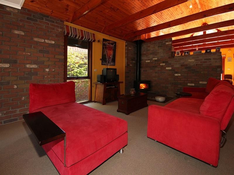 8 River Road, Mossy Point NSW 2537