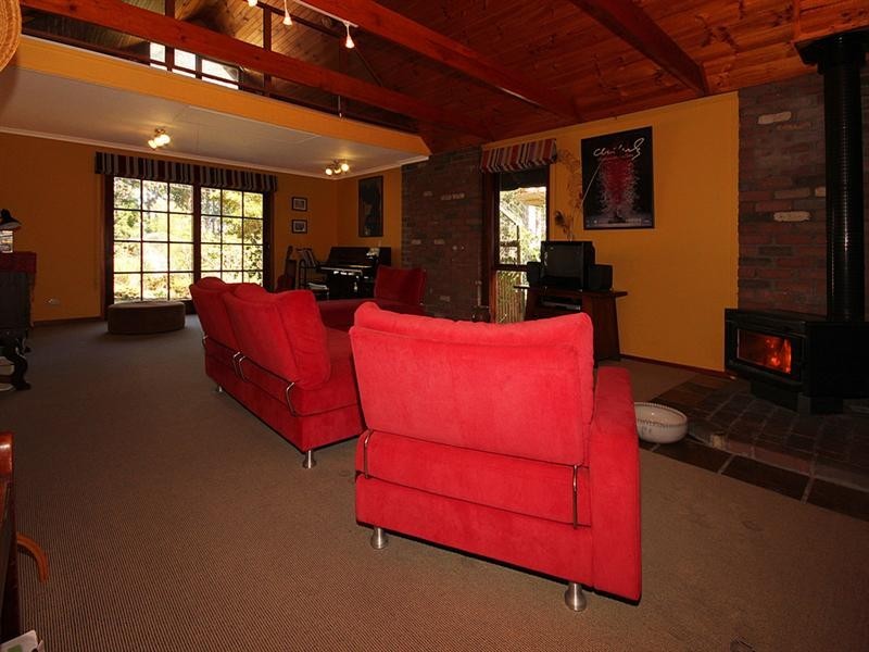 8 River Road, Mossy Point NSW 2537