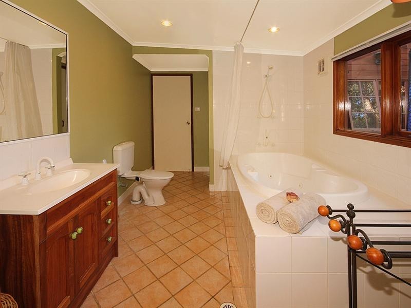 8 River Road, Mossy Point NSW 2537