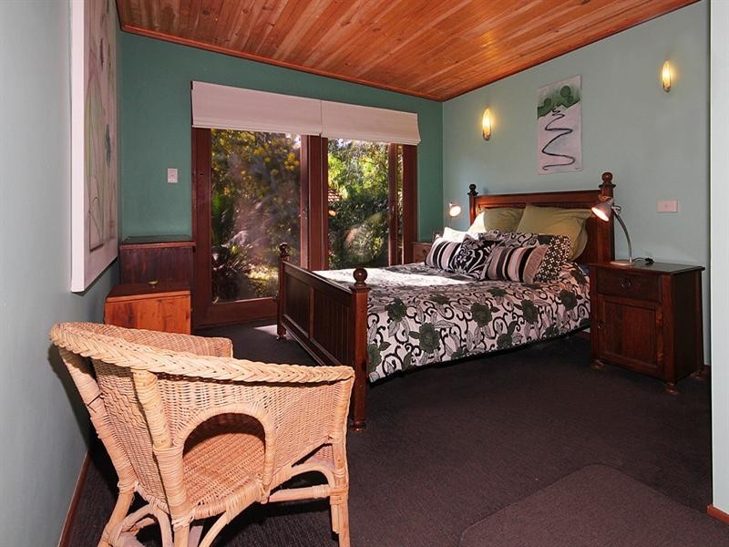 8 River Road, Mossy Point NSW 2537