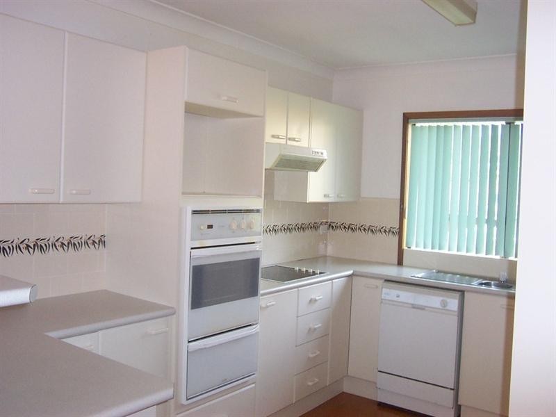 2/4 Cook Avenue, Surf Beach NSW 2536