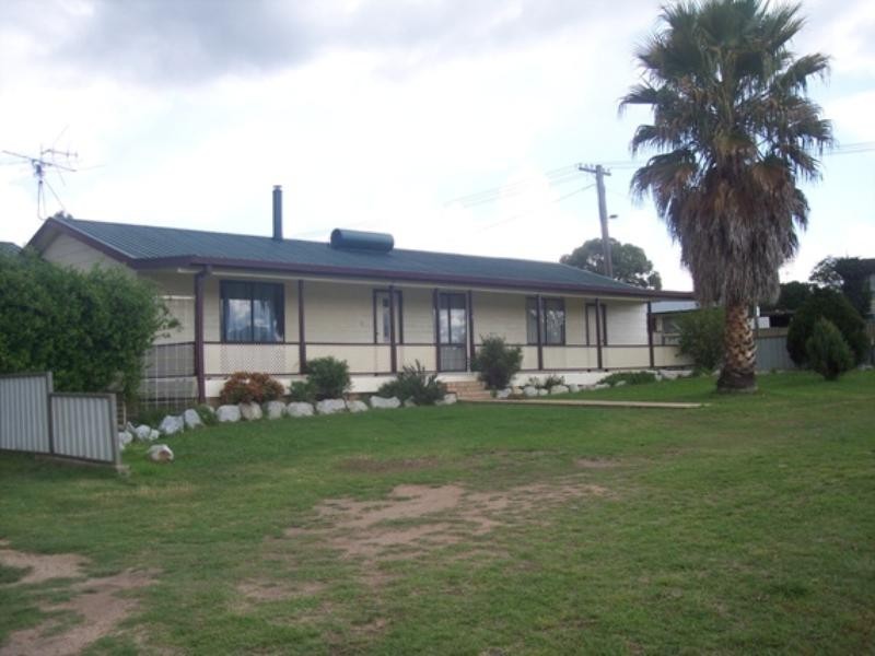 2 Stirling Street, Inverell NSW 2360