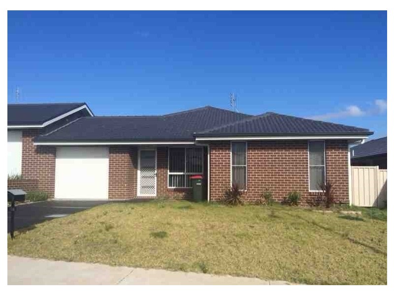 2/16 Sapphire Drive, Rutherford NSW 2320