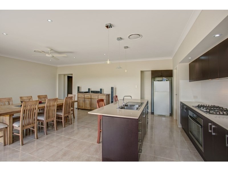 14 Cockatoo Ridge, Aberglasslyn NSW 2320