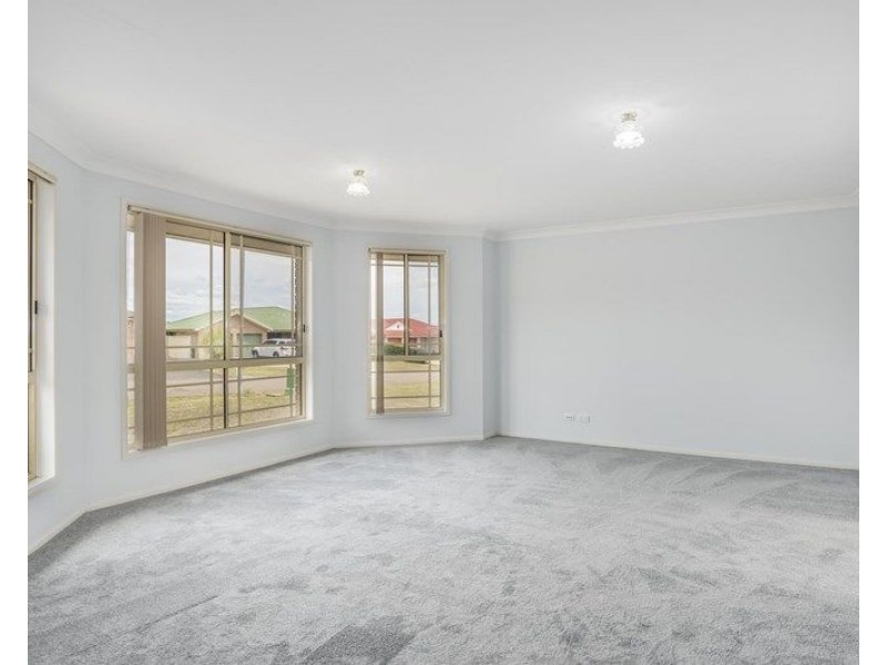 2 Daniel Avenue, Rutherford NSW 2320