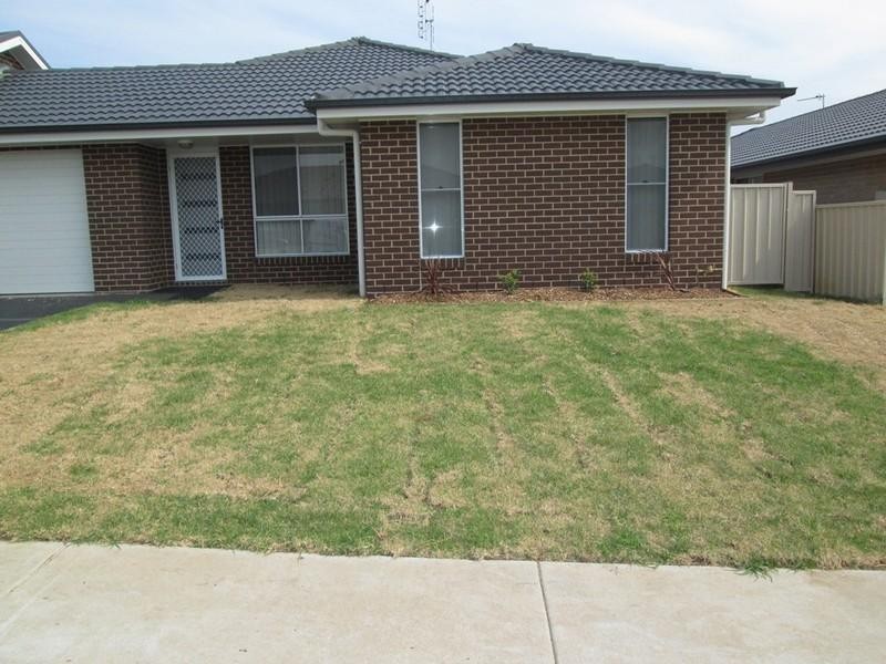 2/16 Sapphire Drive, Rutherford NSW 2320