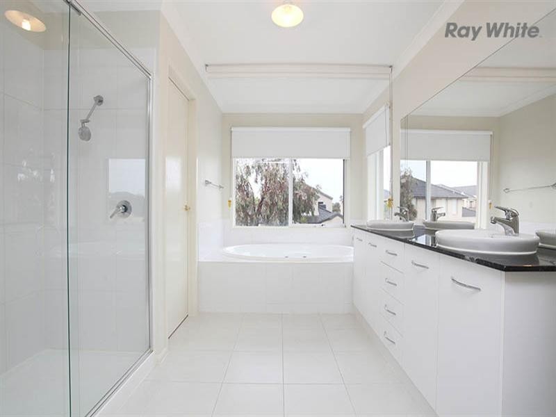 8 Cooks Mews, Point Cook VIC 3030