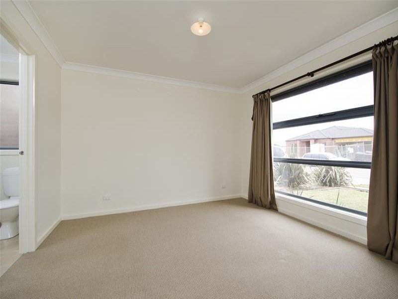 73 Fantail Crescent, Williams Landing VIC 3027