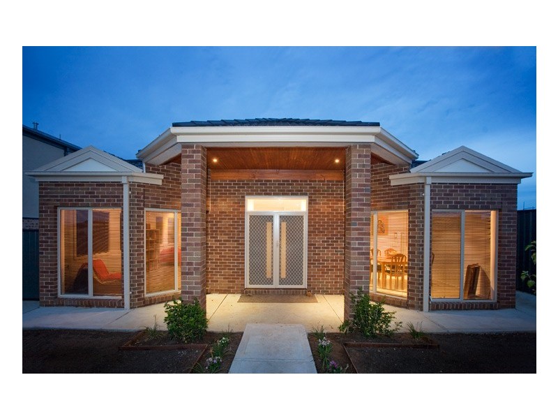 8 Isaacs Walk, Point Cook VIC 3030