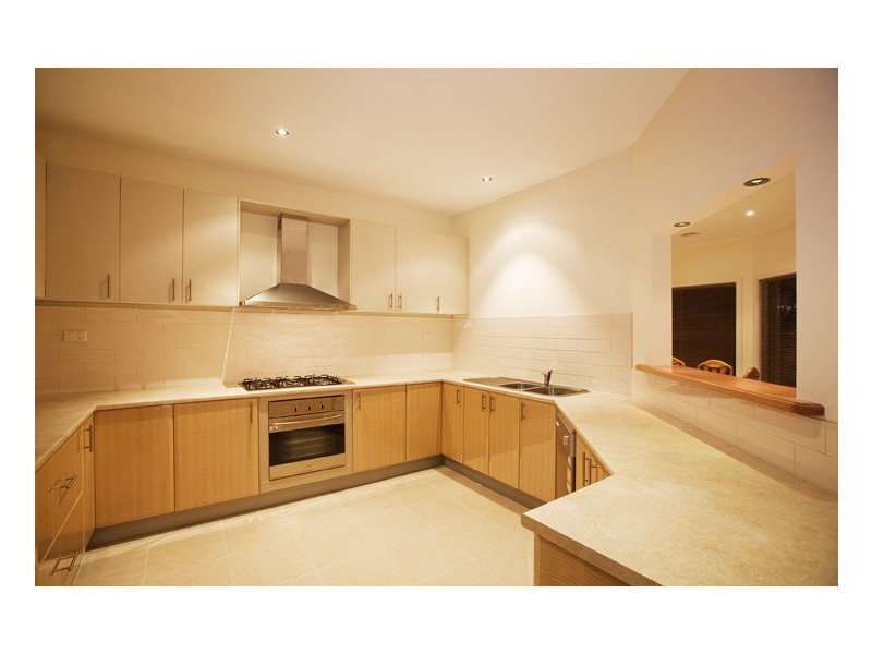 8 Isaacs Walk, Point Cook VIC 3030