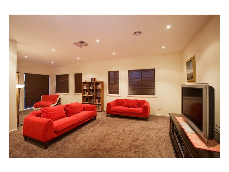 8 Isaacs Walk, Point Cook VIC 3030