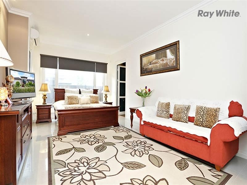 22 Vaucluse Boulevard, Sanctuary Lakes VIC 3030