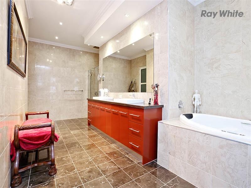 22 Vaucluse Boulevard, Sanctuary Lakes VIC 3030