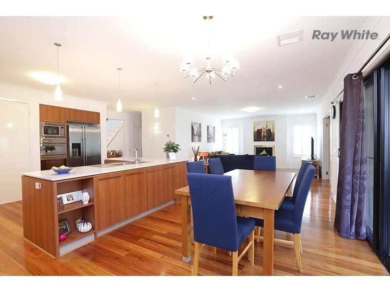 19 Meridian Close, Sanctuary Lakes VIC 3030