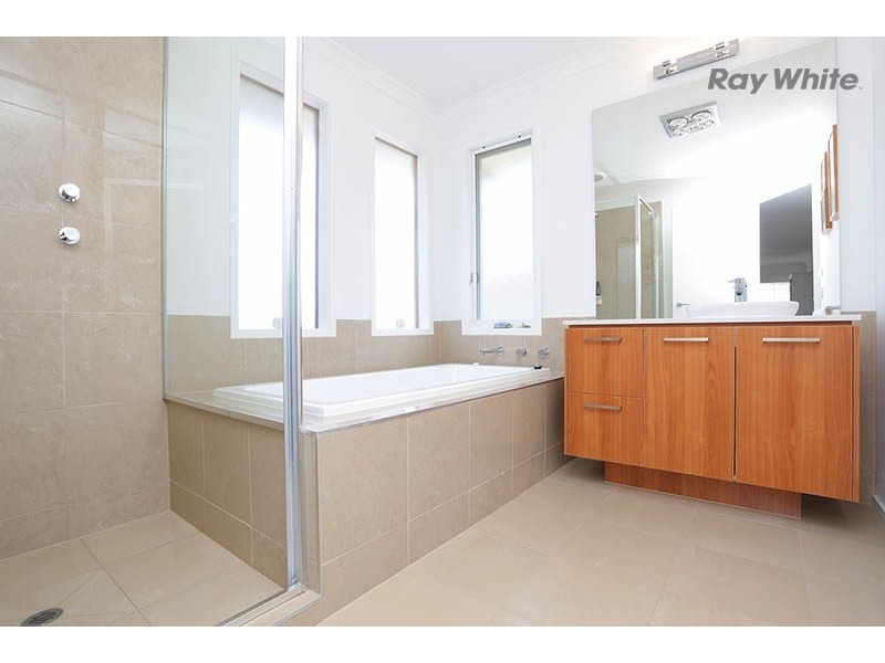 19 Meridian Close, Sanctuary Lakes VIC 3030