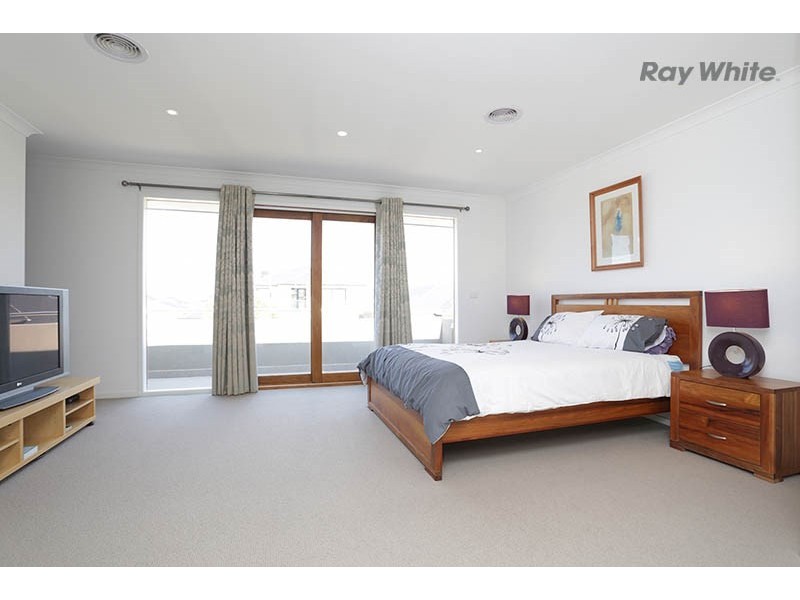 19 Meridian Close, Sanctuary Lakes VIC 3030