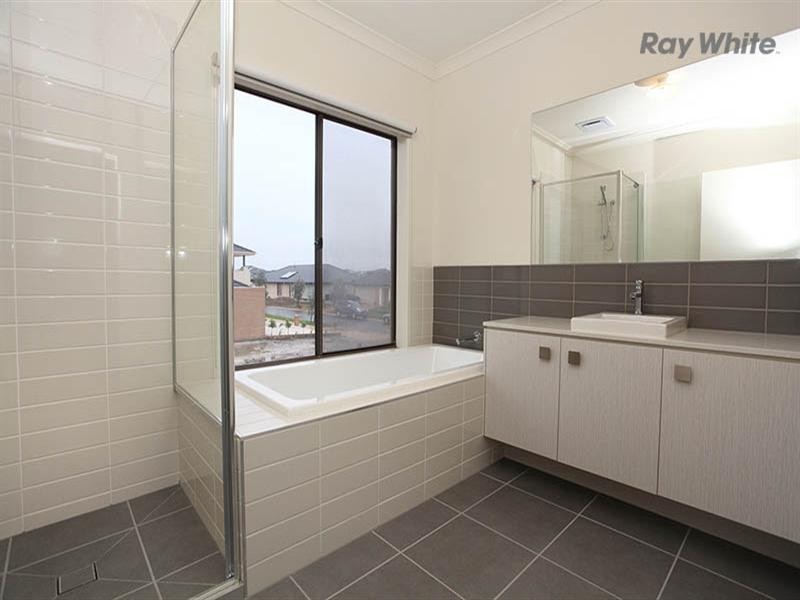 15 BRINDABELLA Chase, Sanctuary Lakes VIC 3030