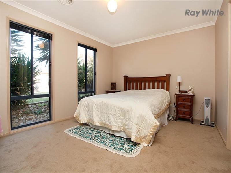 47 Middle Park Drive, Sanctuary Lakes VIC 3030