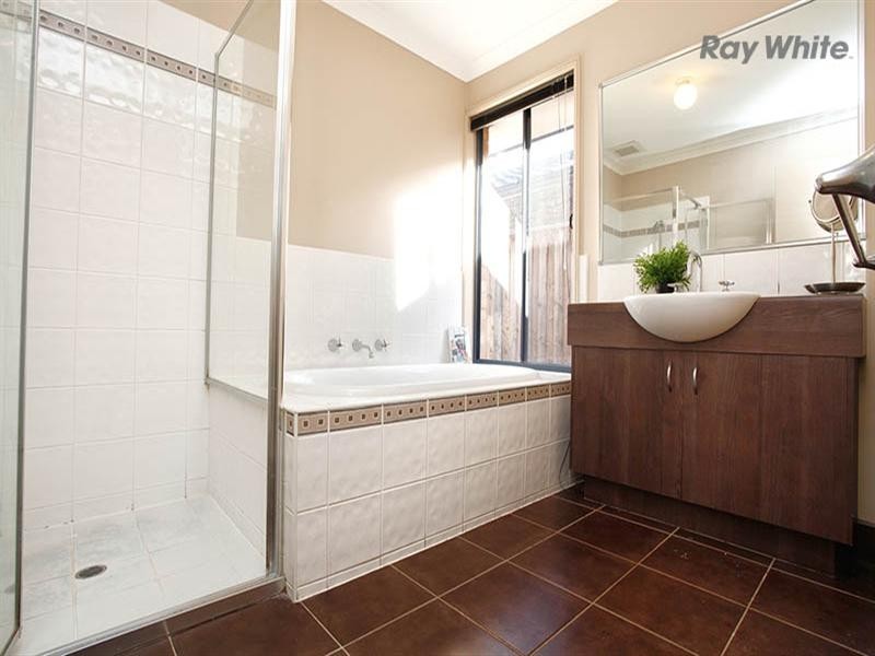 47 Middle Park Drive, Sanctuary Lakes VIC 3030