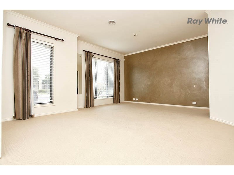 12 Sunseeker Chase, Sanctuary Lakes VIC 3030