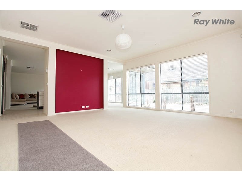 12 Sunseeker Chase, Sanctuary Lakes VIC 3030