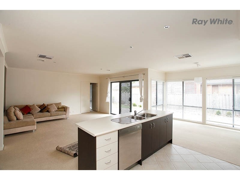 12 Sunseeker Chase, Sanctuary Lakes VIC 3030