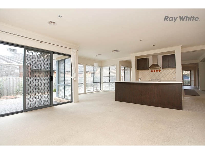 12 Sunseeker Chase, Sanctuary Lakes VIC 3030