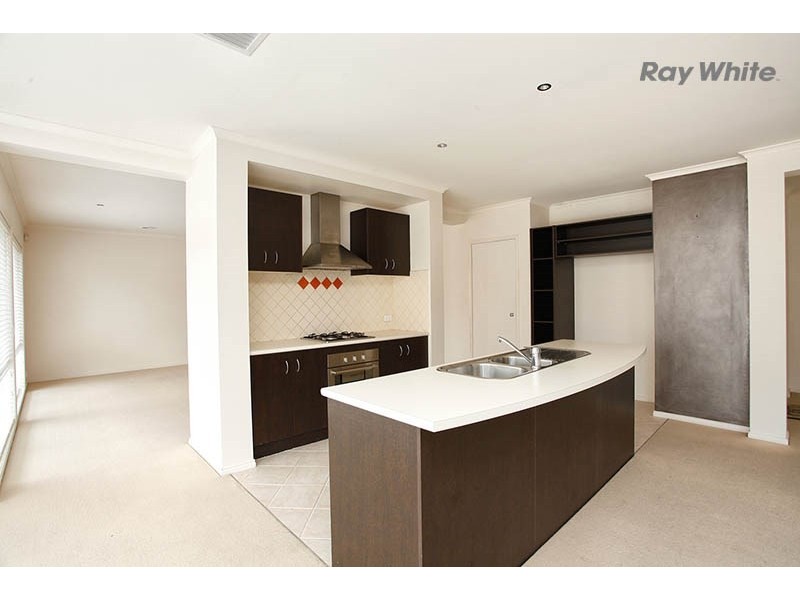 12 Sunseeker Chase, Sanctuary Lakes VIC 3030