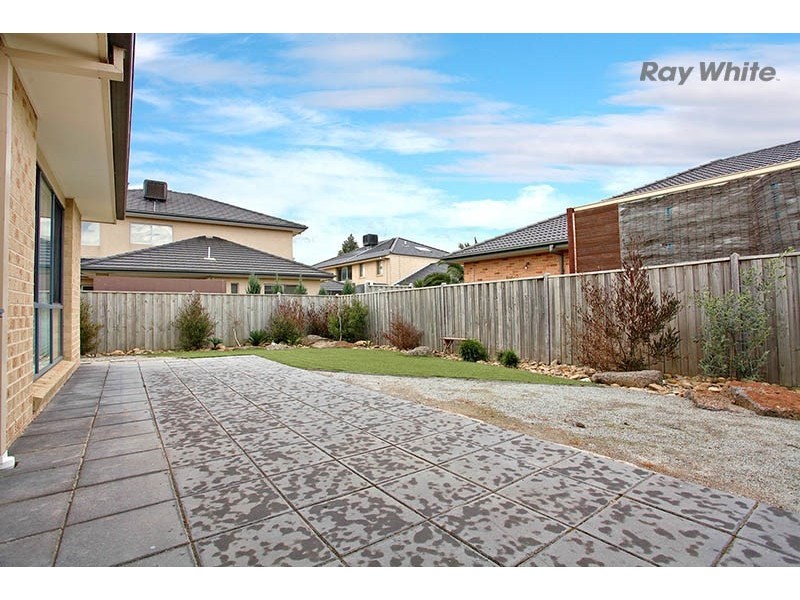 12 Sunseeker Chase, Sanctuary Lakes VIC 3030
