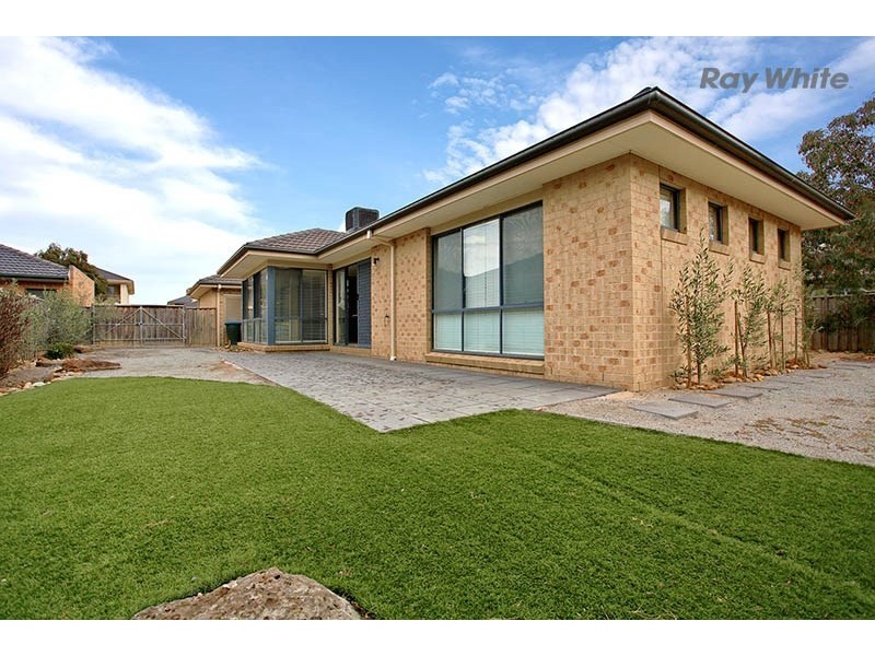 12 Sunseeker Chase, Sanctuary Lakes VIC 3030