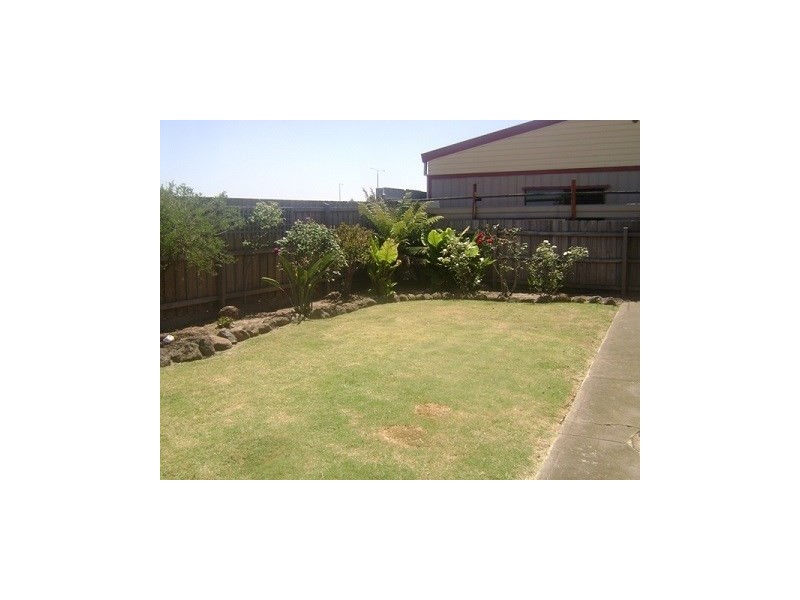 2/26 Crellin Avenue, Altona Meadows VIC 3028