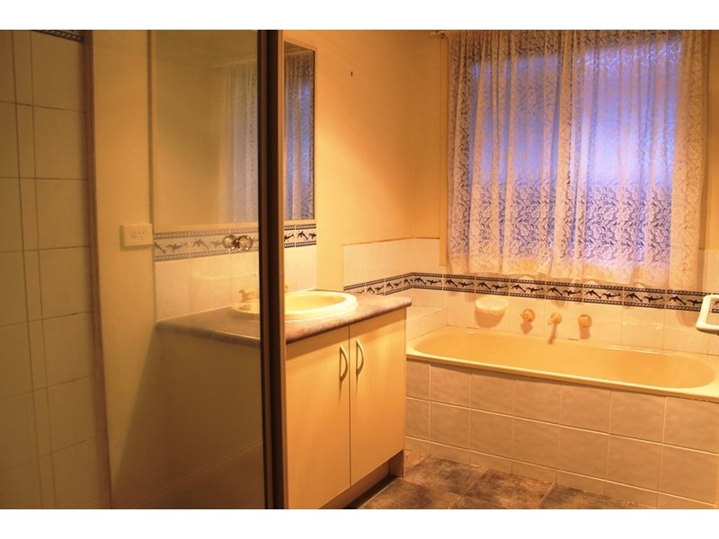 8 Gould Walk, Truganina VIC 3029