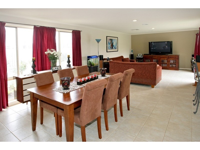 37 NEPTUNE Drive, Point Cook VIC 3030