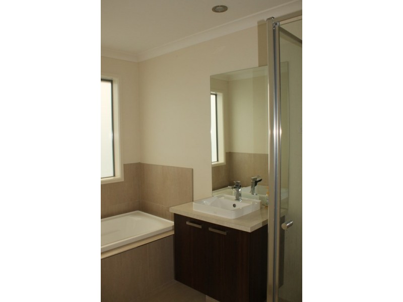 17 Bolivar Esplande, Truganina VIC 3029