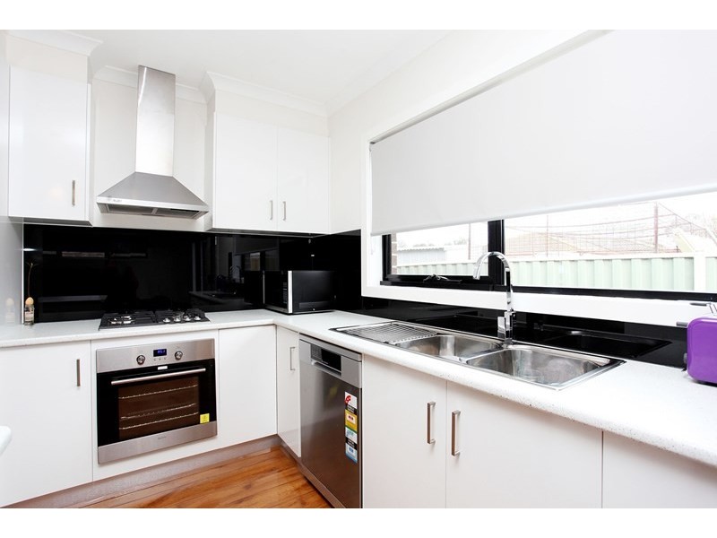 2/144 Bladin Street, Laverton VIC 3028