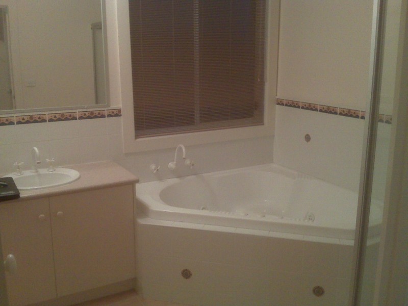 2/84 LAKESIDE Drive, Werribee VIC 3030