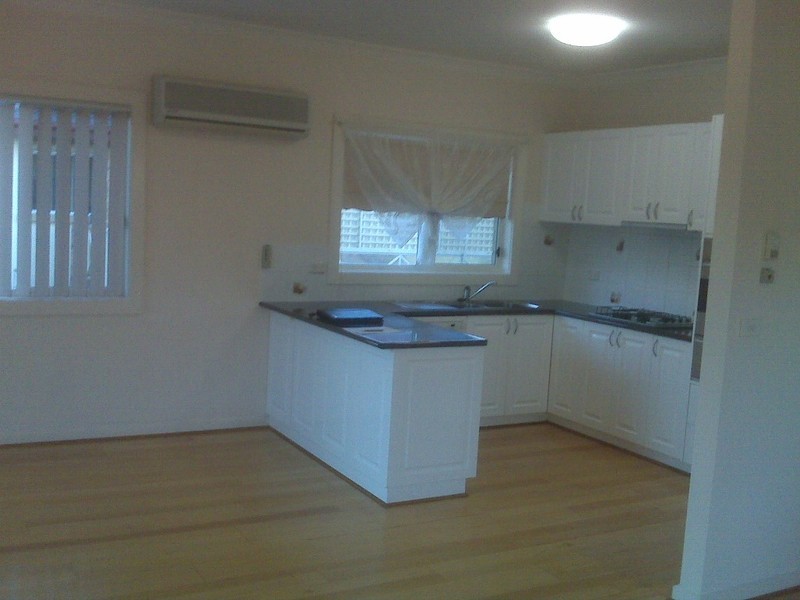 2/84 LAKESIDE Drive, Werribee VIC 3030