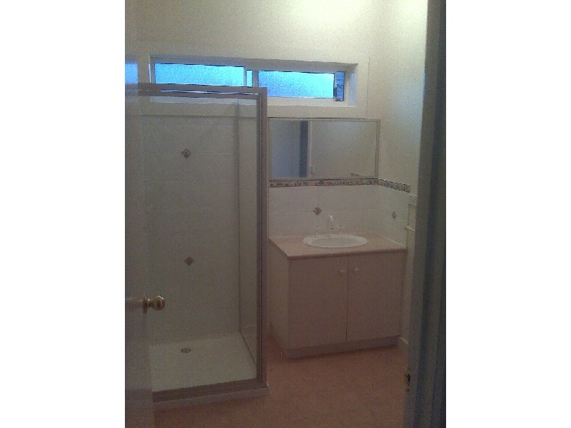 2/84 LAKESIDE Drive, Werribee VIC 3030