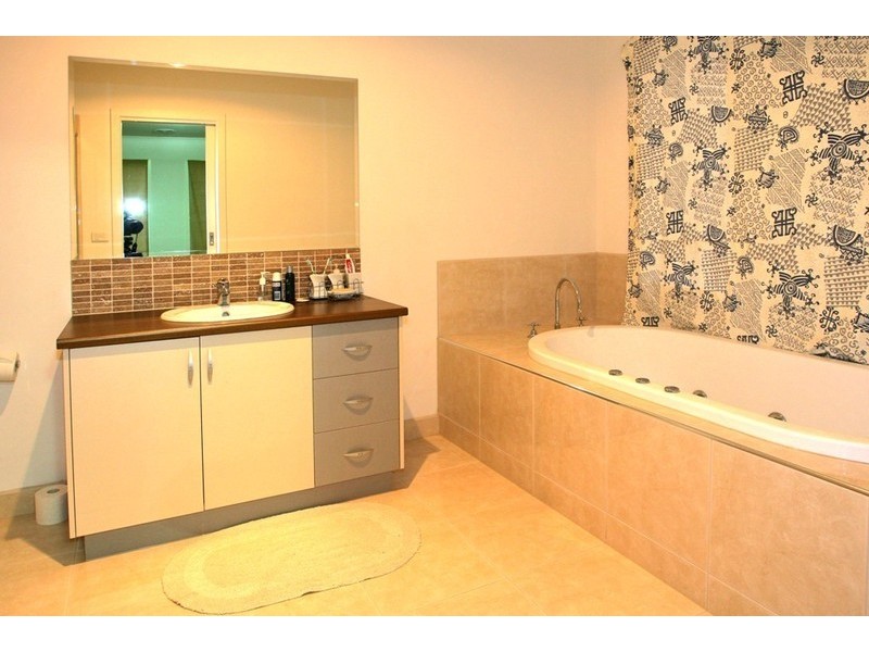 9 VIOLET Way, Point Cook VIC 3030