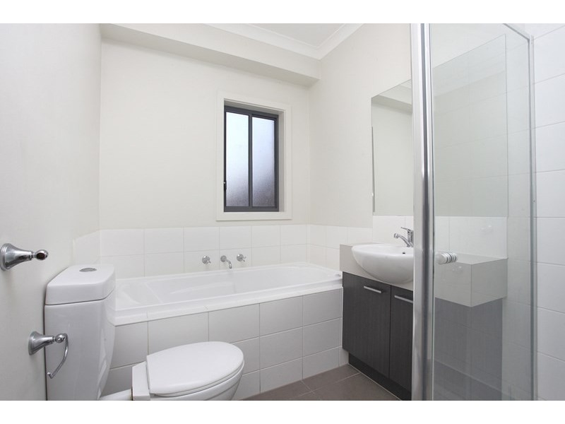 2/2 Glamis Court, Derrimut VIC 3030