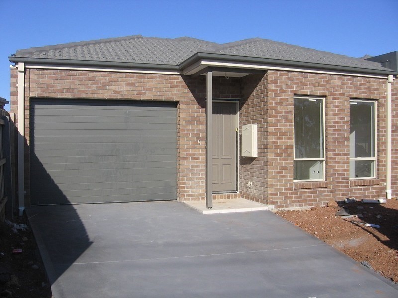 1/4 Falcon Street, Werribee VIC 3030