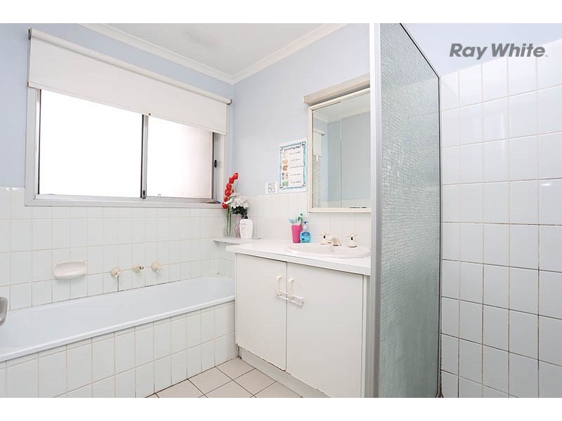 15 BARTLETT Crescent, Hoppers Crossing VIC 3029