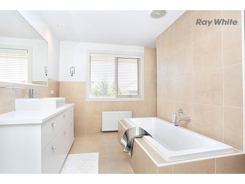 4 Beechwood Parade, Sanctuary Lakes VIC 3030