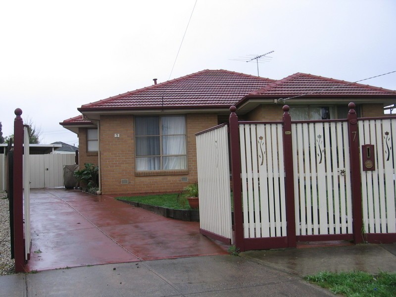 7 ROBERTSON Crescent, Laverton VIC 3028