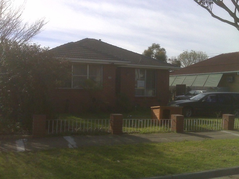 25 ROBERTSON Crescent, Laverton VIC 3028