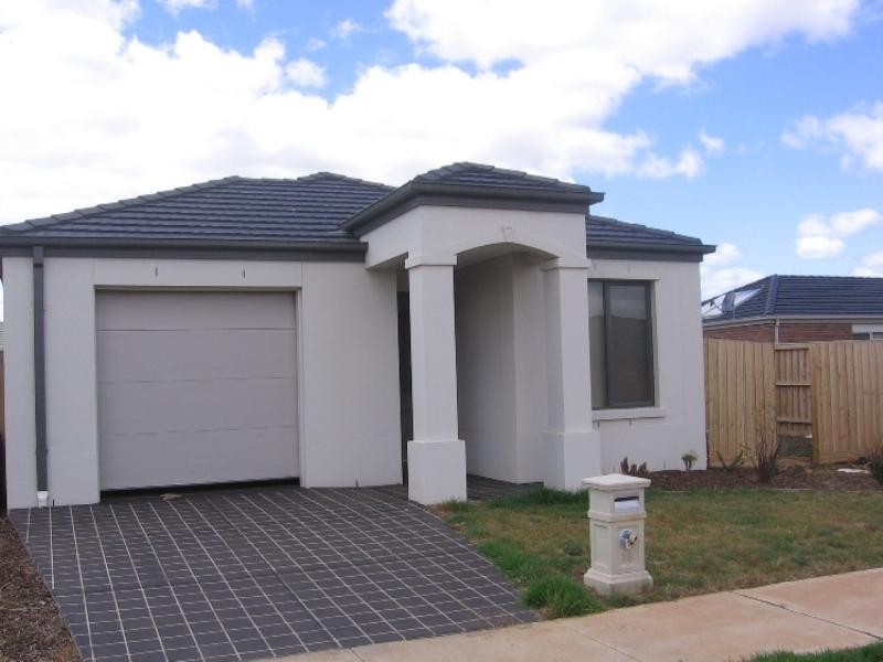 18 GISELLE Grove, Tarneit VIC 3029