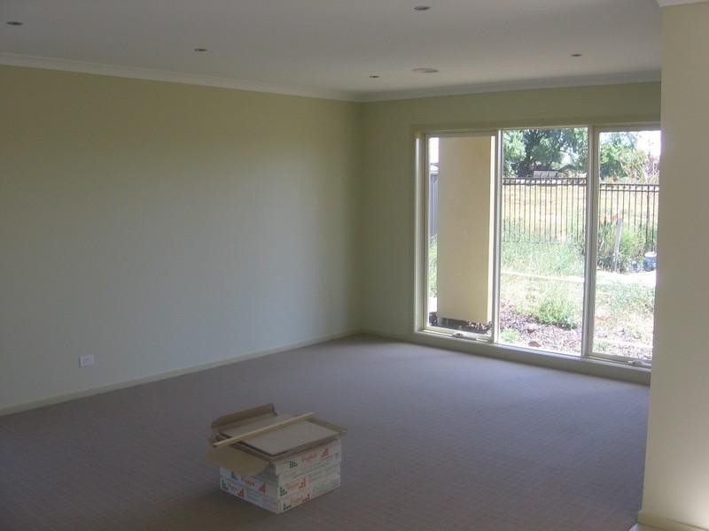 14 Isaacs Walk, Point Cook VIC 3030