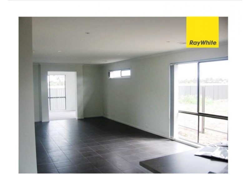 13 Orchard Valley Avenue, Pakenham VIC 3810