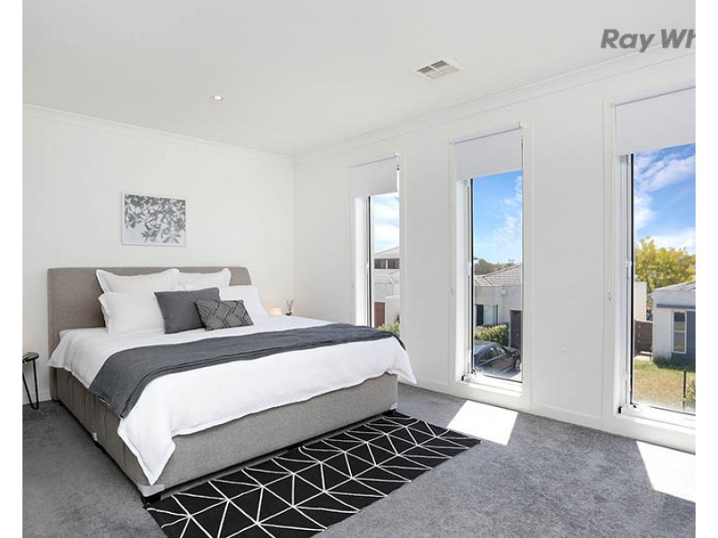 112 Signature Boulevard, Sanctuary Lakes VIC 3030