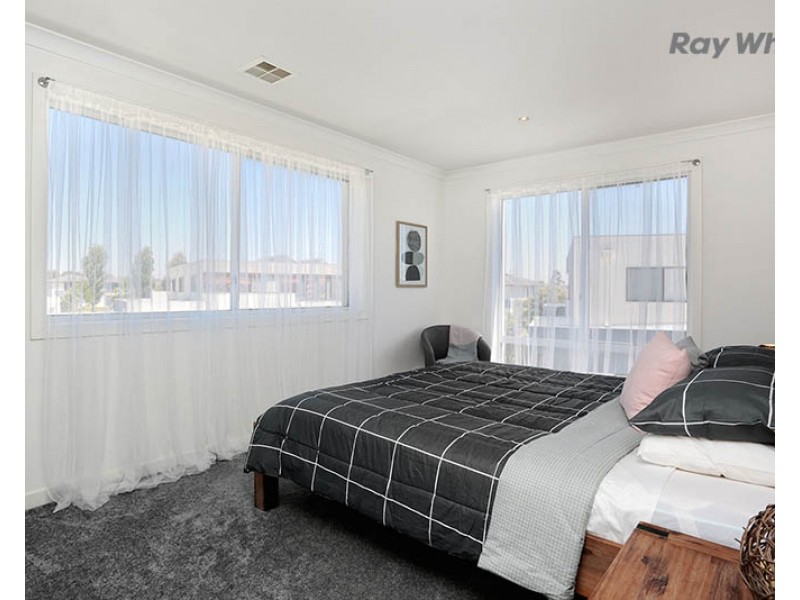 112 Signature Boulevard, Sanctuary Lakes VIC 3030